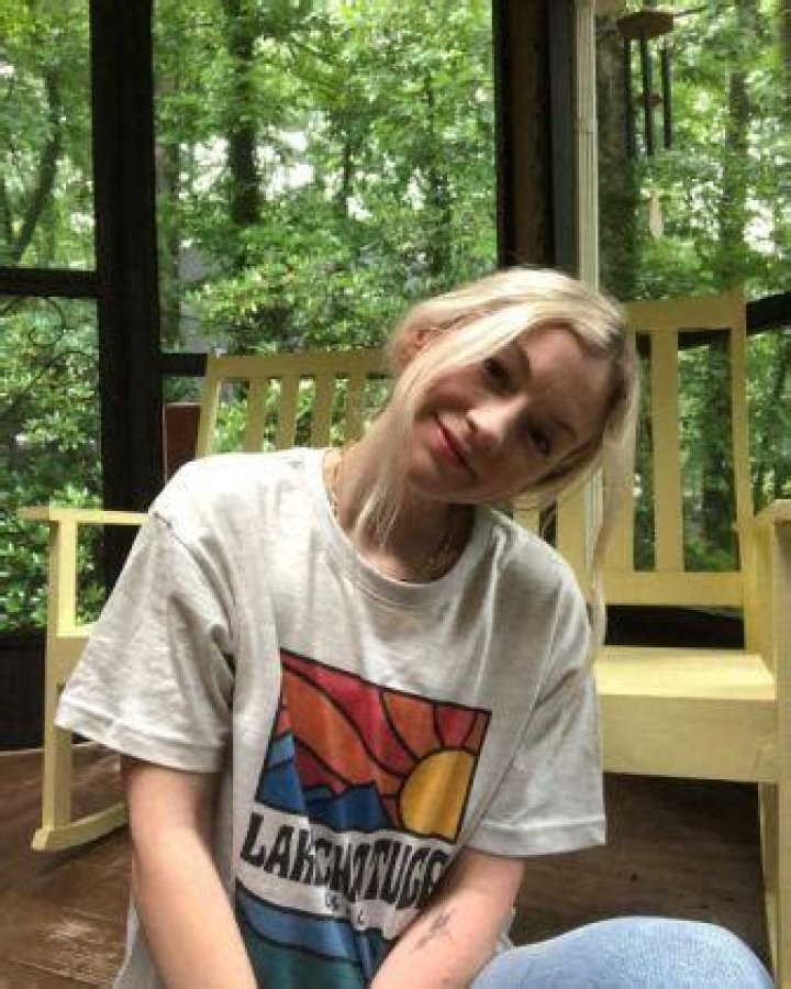 How tall is Emily Kinney
